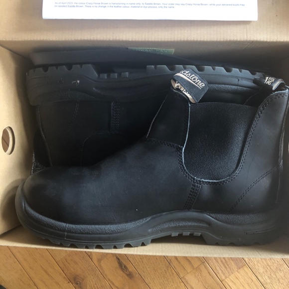 Brand New in Box Blundstones - Picture 3 of 4